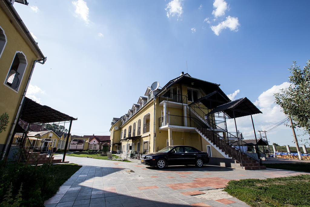 Pensiunea Poarta Oilor Gîrbova Esterno foto