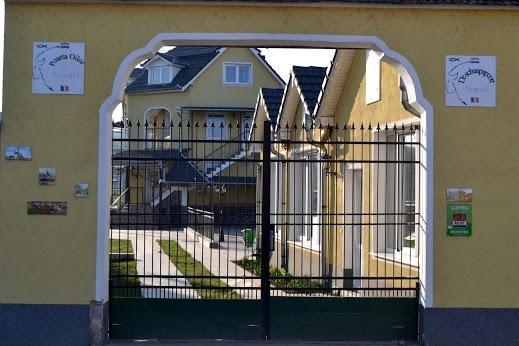 Pensiunea Poarta Oilor Gîrbova Esterno foto