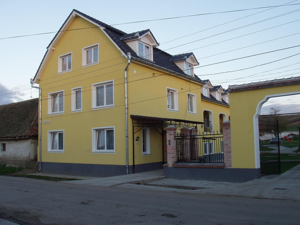 Pensiunea Poarta Oilor Gîrbova Esterno foto